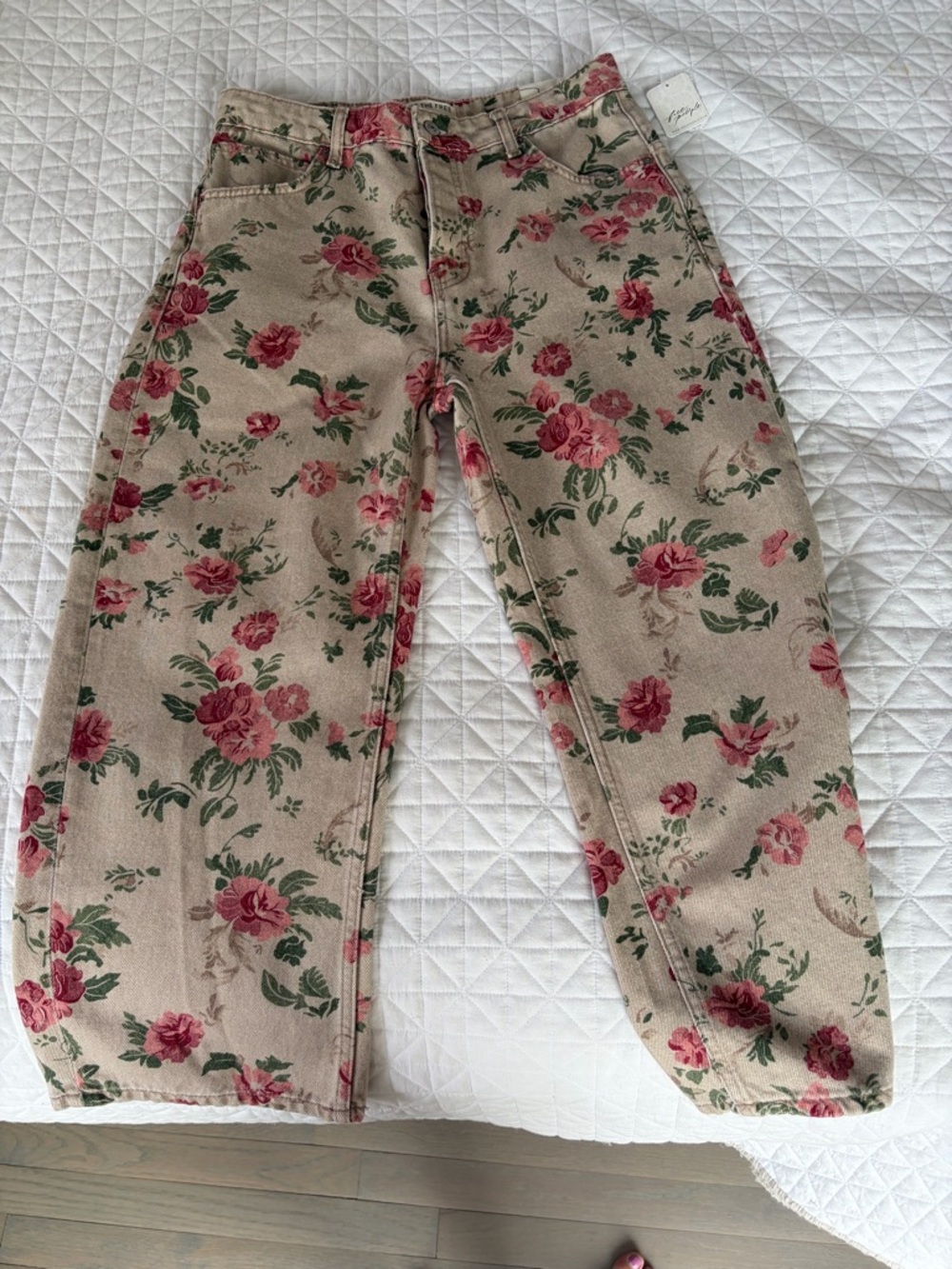 Free People NWT Floral Print Beige Women’s Jeans with Pink Rose Pattern